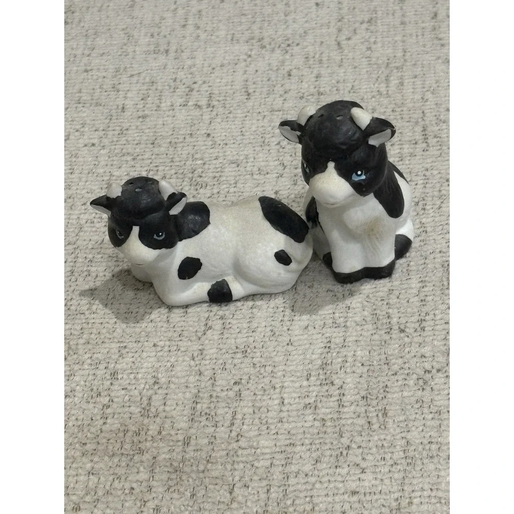 Charming vintage ceramic cow salt‎ and pepper shaker set Holstein-style cows